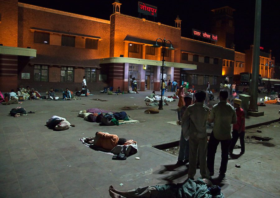 Гарата на Jodhpur. В ноща на моето пристигане в Делхи, виждам нещо подобно (умножено десетина пъти) в района на централната гара.