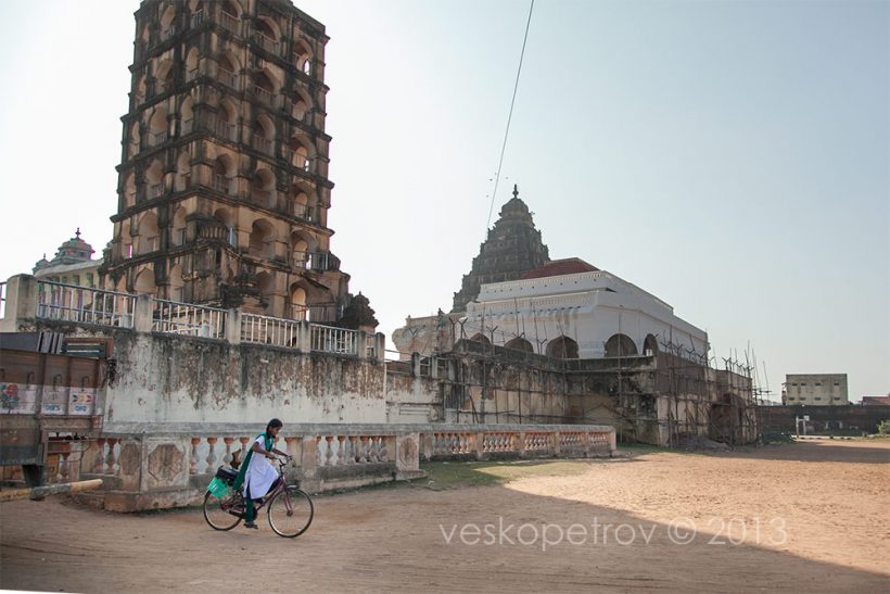 There is a school next to Thanjavur palace and aI watch the kids getting there on time.