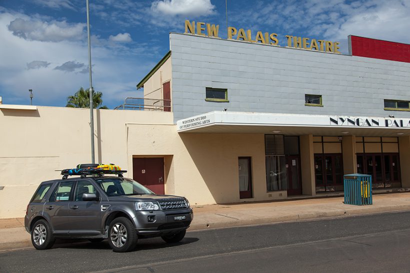 At Nyngan I stop to buy something. Hah, they have a theatre as well!?