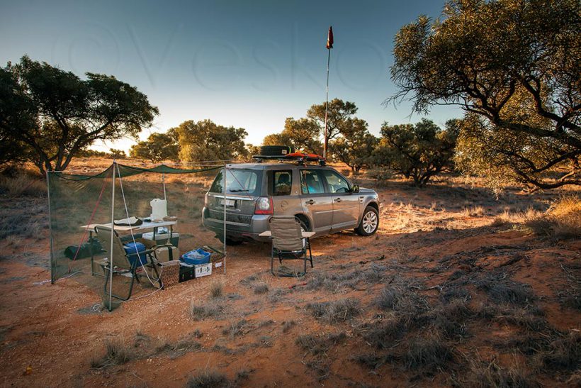 Strange, yes - this is a net against the flies. My flag/orange bag is again sticking proudly high. I used one of the tent supporting poles.