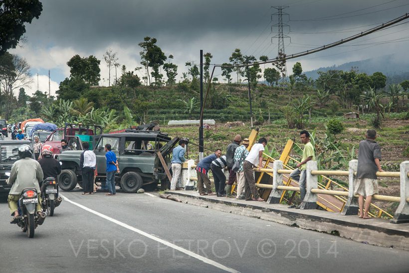 Later we see an accident - a lorry jumped off a bridge. They try to retrieve it.
