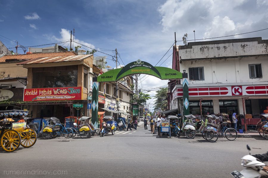 I find Sosrowijayan Street straight away. It is just there.