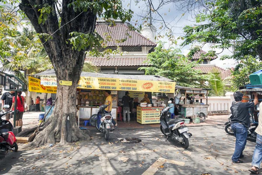 I am always on the lookout for interesting joints, serving local food. Getting off the bus at Malioboro Street I make a mental note of this warung as a potential dining place.