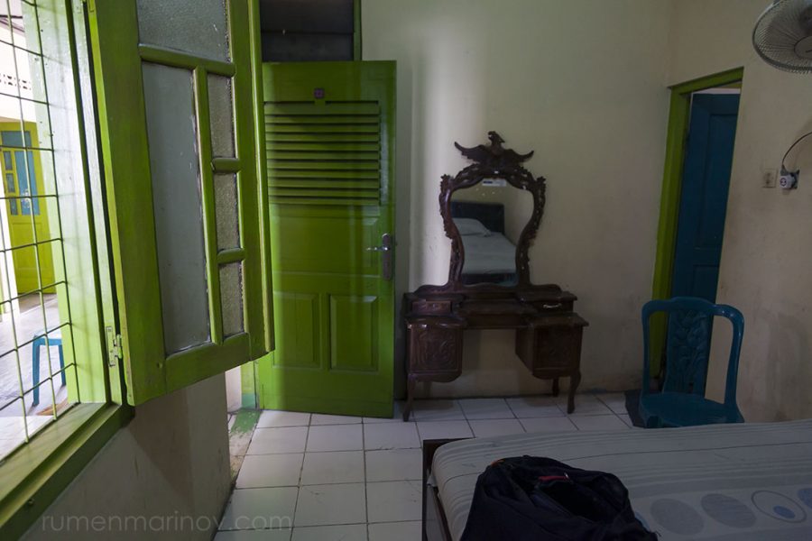 My room at Losmen Anugerah Jaya. For only 10 dollars it seems OK, but later I'll discover it is very dirty and also the quietness and peacefulness of the place at the moment is misleading.