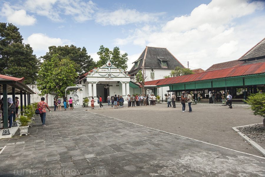 Entering the Sultan's Palace.