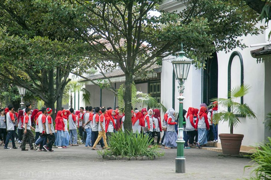 Schoolchildren visiting the Sultan's Palace.