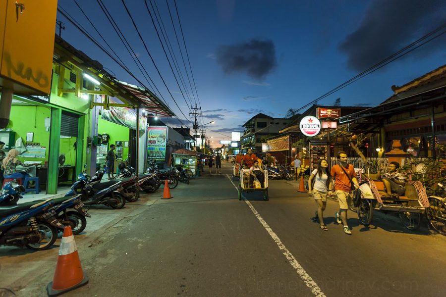I explore Sosrowijayan Street looking for gudeg, but the eatery where they serve it have run out of gudeg for the day.